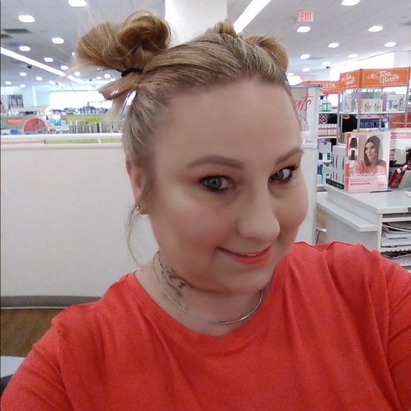 Meet your Posher, Amanda - Picture 1 of 1